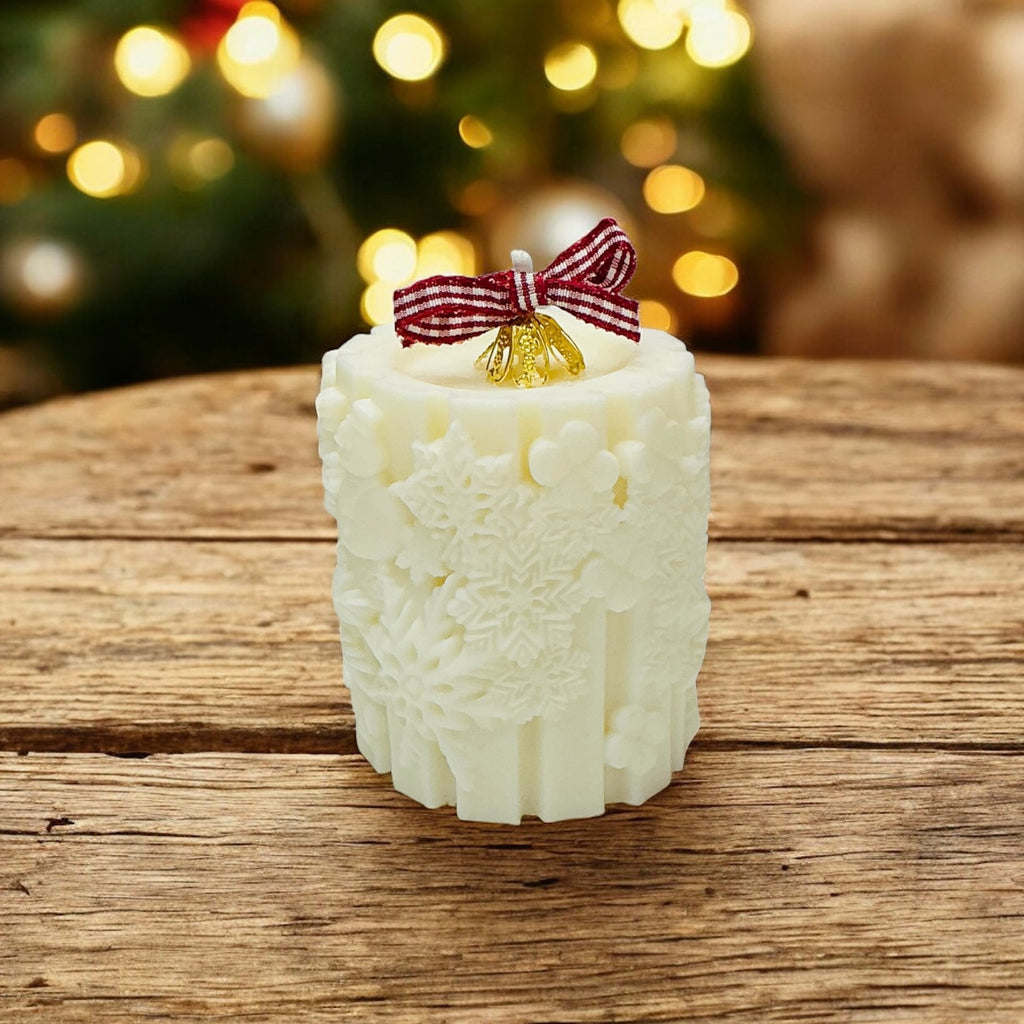 Vela Decorativa Cilíndrica Navideña en Relieve - Copos Nieve Cera de Soja
