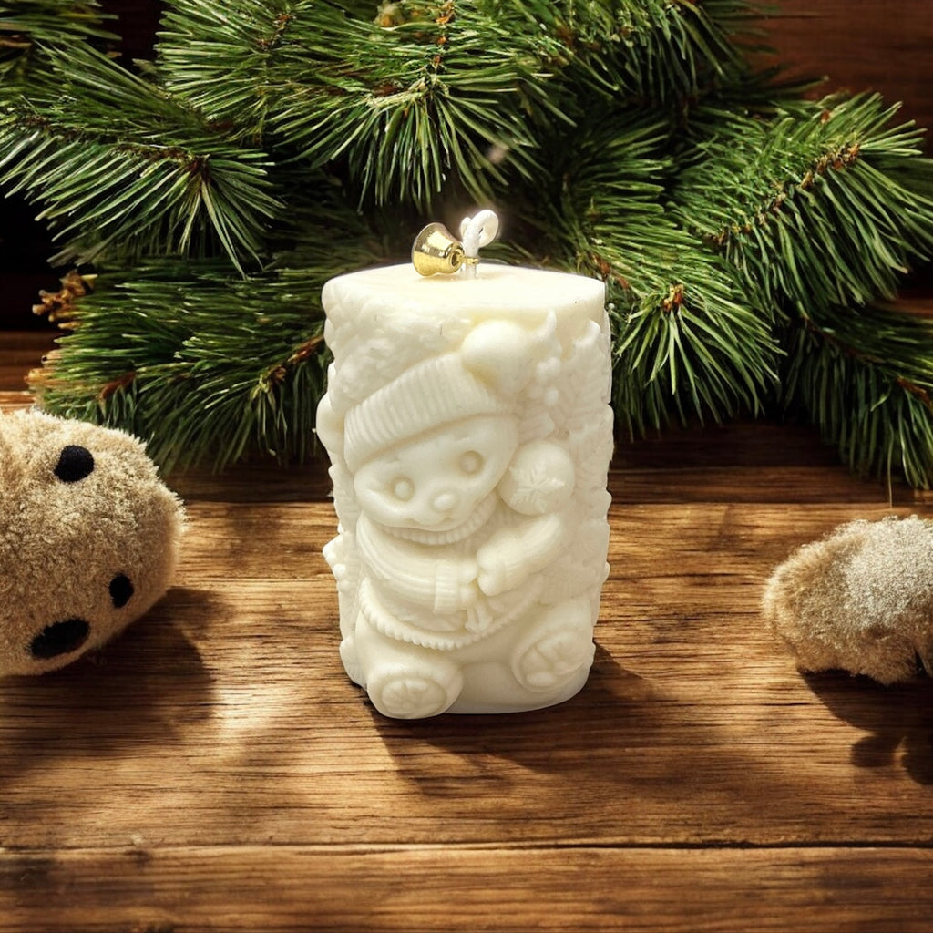 Vela Decorativa Cilíndrica Navideña en Relieve -Osito Cera de Soja